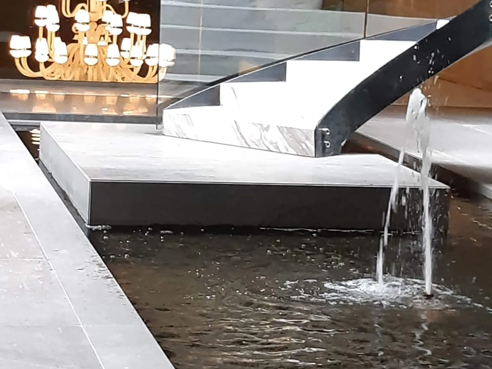 Escaleras y fuente The Limited